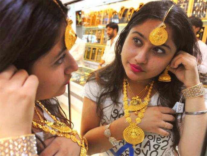 Gold Rate Today: Gold, silver prices fell; Effect of corona vaccine | Gold Rate Today : सोन्या, चांदीचे दर गडगडले; कोरोना व्हॅक्सिनचा प्रभाव Gold Rate Today: Gold, silver prices fell; Effect of corona vaccine | Gold Rate Today : सोन्या, चांदीचे दर गडगडले; कोरोना व्हॅक्सिनचा प्रभाव