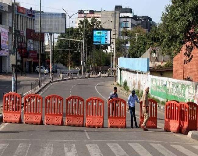 Lockdown in hotspot area in Ulhasnagar till September 30, Commissioner's work appreciated | उल्हासनगरातील हॉटस्पॉट क्षैत्रात ३० सप्टेंबर पर्यंत लॉकडाउन कायम, आयुक्तांच्या कामाचे कौतुक Lockdown in hotspot area in Ulhasnagar till September 30, Commissioner's work appreciated | उल्हासनगरातील हॉटस्पॉट क्षैत्रात ३० सप्टेंबर पर्यंत लॉकडाउन कायम, आयुक्तांच्या कामाचे कौतुक