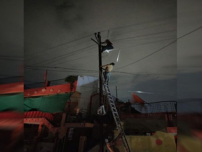 1-25 crore shock to Mahavitaran due to stormy rains; 814 power poles collapsed, 60 km power lines damaged | वादळी पावसाने महावितरणला दिला १.२५ कोटींचा शॉक; ८१४ विद्युत खांब कोसळले, ६० किलोमीटर वीज वाहिन्या क्षतीग्रस्त 1-25 crore shock to Mahavitaran due to stormy rains; 814 power poles collapsed, 60 km power lines damaged | वादळी पावसाने महावितरणला दिला १.२५ कोटींचा शॉक; ८१४ विद्युत खांब कोसळले, ६० किलोमीटर वीज वाहिन्या क्षतीग्रस्त