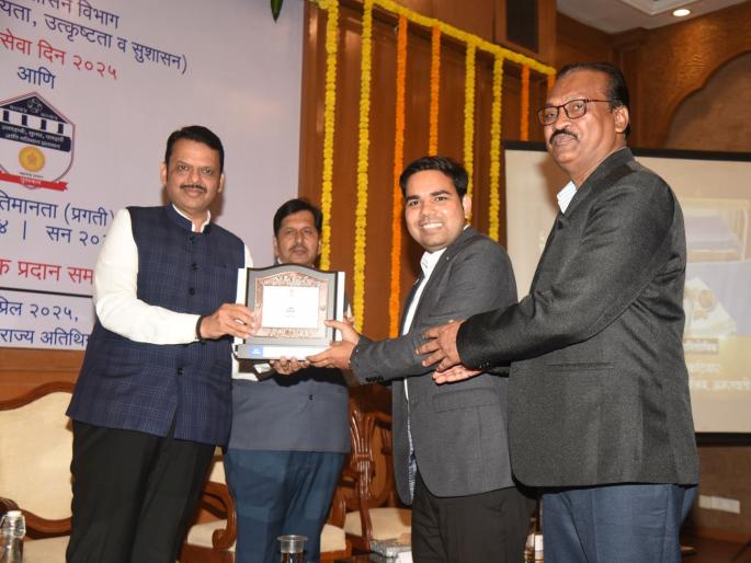 Collector Saurabh Katiyar receives Administrative Efficiency Award, felicitated by Chief Minister Devendra Fadnavis | जिल्हाधिकारी सौरभ कटियार यांना प्रशासकीय गतिमानता पुरस्कार, मुख्यमंत्री देवेंद्र फडणवीस यांच्या हस्ते गौरव Collector Saurabh Katiyar receives Administrative Efficiency Award, felicitated by Chief Minister Devendra Fadnavis | जिल्हाधिकारी सौरभ कटियार यांना प्रशासकीय गतिमानता पुरस्कार, मुख्यमंत्री देवेंद्र फडणवीस यांच्या हस्ते गौरव