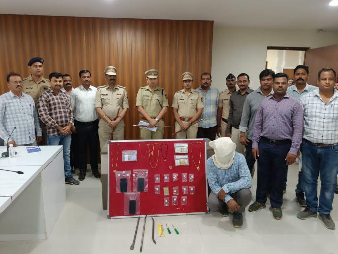 Bank robbery plot foiled in Bangalore along with Hyderabad; House burglar jailed in various states | हैदराबादसह बँगलोर येथे बँक लूटीचा डाव उधळला; विविध राज्यात घरफोडी करणारा जेरबंद Bank robbery plot foiled in Bangalore along with Hyderabad; House burglar jailed in various states | हैदराबादसह बँगलोर येथे बँक लूटीचा डाव उधळला; विविध राज्यात घरफोडी करणारा जेरबंद