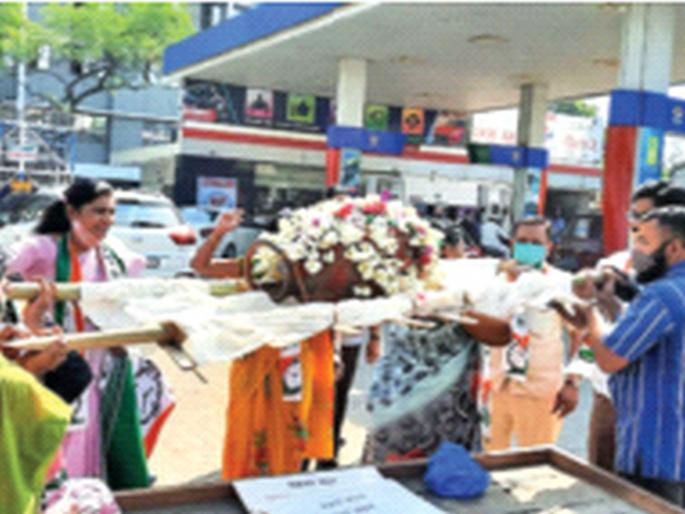 Protests of Nationalist Women's Congress against fuel price hike | इंधन दरवाढीविरोधात राष्ट्रवादी महिला काँग्रेसची निदर्शने Protests of Nationalist Women's Congress against fuel price hike | इंधन दरवाढीविरोधात राष्ट्रवादी महिला काँग्रेसची निदर्शने