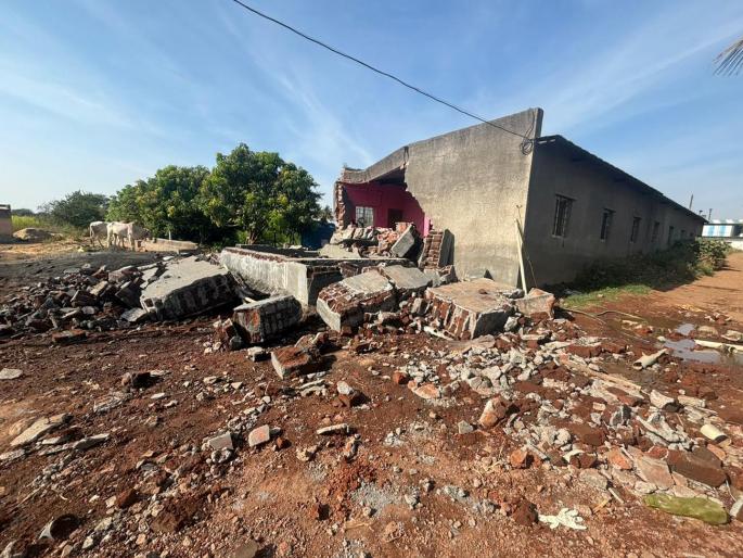 Storage water tank burst, three-year-old child killed, one injured as walls of tank collapsed | साठवण पाण्याची टाकी फुटली, टाकीच्या भिंती खाली आल्याने तिन वर्षांच्या चिमुकलीचा मृत्यू, एक जखमी  Storage water tank burst, three-year-old child killed, one injured as walls of tank collapsed | साठवण पाण्याची टाकी फुटली, टाकीच्या भिंती खाली आल्याने तिन वर्षांच्या चिमुकलीचा मृत्यू, एक जखमी