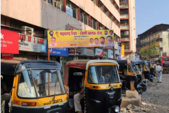 Violation of RTO instructions by autorickshaw drivers in kalyan-dombivli | स्कायवॉक गेला अन् रिक्षा स्टँड आले! आरटीओच्या सूचनांची रिक्षाचालकांकडून बिनधास्त पायमल्ली