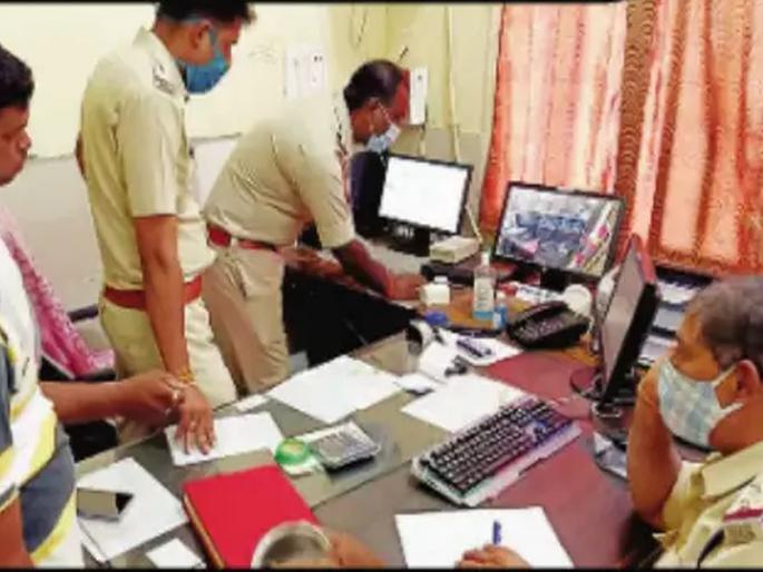 A 10-year-old boy stole Rs 10 lakh from a bank in 30 seconds | बापरे! अवघ्या 10 वर्षांच्या मुलाने बँकेतून 30 सेकंदांत 10 लाख रुपये उडविले; सीसीटीव्ही पाहून पोलीस हादरले