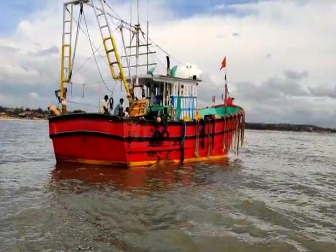 carwar trawler infiltrates Goa sea | कारवारच्या ट्रॉलरची गोव्यात घुसखोरी carwar trawler infiltrates Goa sea | कारवारच्या ट्रॉलरची गोव्यात घुसखोरी