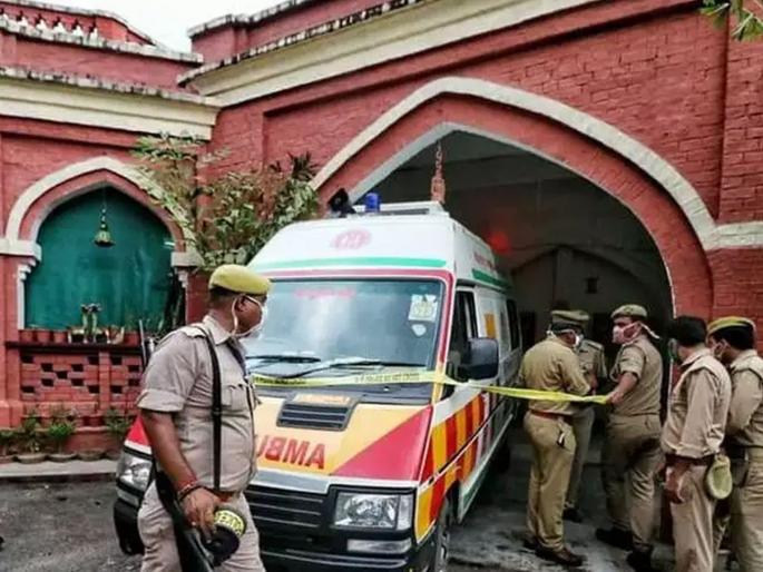 Uttar Pradesh Double murder in the house of railway official; Death of wife, son | उत्तर प्रदेश हादरले! बड्या अधिकाऱ्याच्या घरात दुहेरी हत्याकांड; पत्नी, मुलाचा मृत्यू Uttar Pradesh Double murder in the house of railway official; Death of wife, son | उत्तर प्रदेश हादरले! बड्या अधिकाऱ्याच्या घरात दुहेरी हत्याकांड; पत्नी, मुलाचा मृत्यू