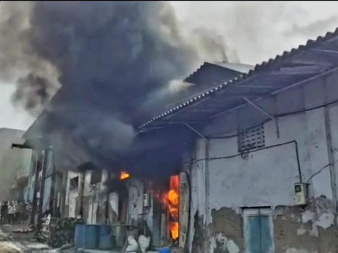 A fire broke out at the pearl factory in Bhiwandi, the entire factory was gutted in the fire | भिवंडी शहरातील मोती कारखान्याला भीषण आग, आगीत संपूर्ण कारखाना जळून खाक A fire broke out at the pearl factory in Bhiwandi, the entire factory was gutted in the fire | भिवंडी शहरातील मोती कारखान्याला भीषण आग, आगीत संपूर्ण कारखाना जळून खाक