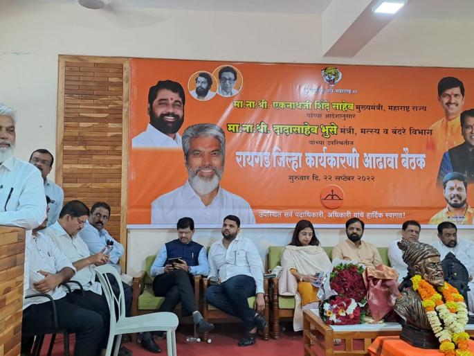 Dada Bhuse challenge to Uddhav Thackeray Over his statement | "तुम्ही छत्रपती शिवाजी महाराजांचा फोटो काढा, आम्ही बाळासाहेबांचा काढतो"; दादा भुसेंचं ठाकरेंना आव्हान Dada Bhuse challenge to Uddhav Thackeray Over his statement | "तुम्ही छत्रपती शिवाजी महाराजांचा फोटो काढा, आम्ही बाळासाहेबांचा काढतो"; दादा भुसेंचं ठाकरेंना आव्हान