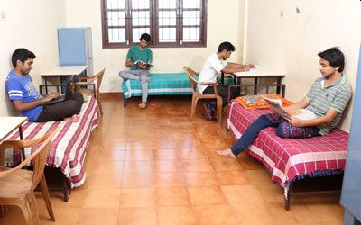 The plight of those coming to Mumbai for education and jobs | मुंबईत शिक्षण आणि नोकरीसाठी येत असलेल्यांची आबाळ The plight of those coming to Mumbai for education and jobs | मुंबईत शिक्षण आणि नोकरीसाठी येत असलेल्यांची आबाळ