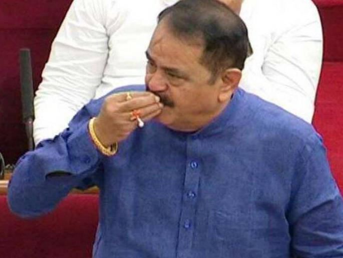 Congress MLA gives 'flying Kiss' to Assembly Speaker; All were speechless | काँग्रेस आमदाराने विधानसभाध्यक्षांना दिला 'फ्लाईंग किस'; सारेच अवाक झाले Congress MLA gives 'flying Kiss' to Assembly Speaker; All were speechless | काँग्रेस आमदाराने विधानसभाध्यक्षांना दिला 'फ्लाईंग किस'; सारेच अवाक झाले