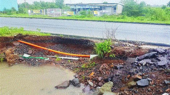 Karjat-Neral-Kalyan highway dangerous | कर्जत-नेरळ-कल्याण राज्यमार्ग धोकादायक Karjat-Neral-Kalyan highway dangerous | कर्जत-नेरळ-कल्याण राज्यमार्ग धोकादायक