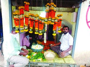 The scent of flower lost due to corona | कोरोनामुळे हरवला फु लांचा सुगंध The scent of flower lost due to corona | कोरोनामुळे हरवला फु लांचा सुगंध