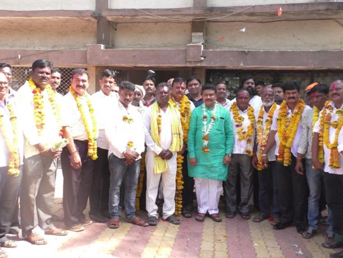 Congress is dominant in Chandrapur Bazar Committee | चंद्रपूर बाजार समितीमध्ये काँग्रेसचेच वर्चस्व; वरोरामध्ये ईश्वर चिठ्ठीने निवड Congress is dominant in Chandrapur Bazar Committee | चंद्रपूर बाजार समितीमध्ये काँग्रेसचेच वर्चस्व; वरोरामध्ये ईश्वर चिठ्ठीने निवड