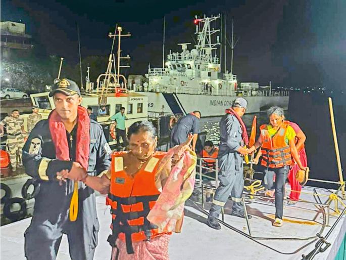 Rescue of 24 tourists from the rough sea, two hours of thrill | खवळलेल्या समुद्रातून २४ पर्यटकांची सुटका, दोन तास थरार, तटरक्षक दलाच्या शाैर्याचे सर्वत्र काैतुक Rescue of 24 tourists from the rough sea, two hours of thrill | खवळलेल्या समुद्रातून २४ पर्यटकांची सुटका, दोन तास थरार, तटरक्षक दलाच्या शाैर्याचे सर्वत्र काैतुक