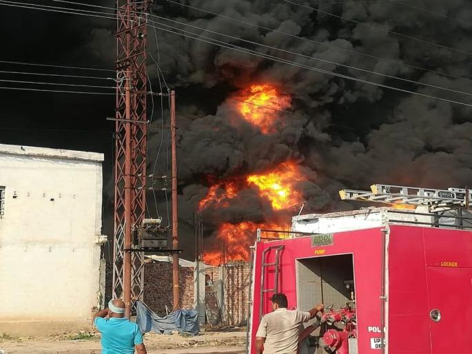 Fierce fire at two chemical factories; Sought the help of the Air Force in Agra | दोन केमिकल फॅक्टरींना भीषण आग; आग्र्यामध्ये हवाई दलाची मदत मागितली Fierce fire at two chemical factories; Sought the help of the Air Force in Agra | दोन केमिकल फॅक्टरींना भीषण आग; आग्र्यामध्ये हवाई दलाची मदत मागितली