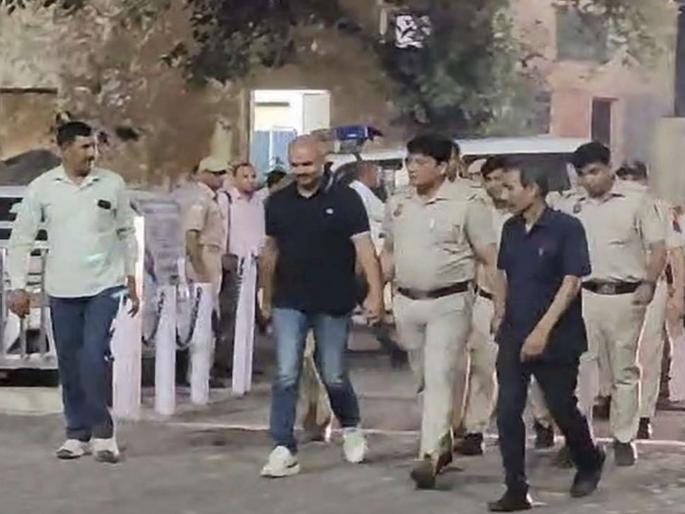 Kejriwal's ex-PA Bibhav Kumar finally arrested; Swati came out easily, 'AAP' released the video | केजरीवाल यांचे माजी पीए बिभव कुमार अखेर अटकेत; स्वाती सहज बाहेर पडल्या, ‘आप’ने जारी केला व्हिडीओ Kejriwal's ex-PA Bibhav Kumar finally arrested; Swati came out easily, 'AAP' released the video | केजरीवाल यांचे माजी पीए बिभव कुमार अखेर अटकेत; स्वाती सहज बाहेर पडल्या, ‘आप’ने जारी केला व्हिडीओ