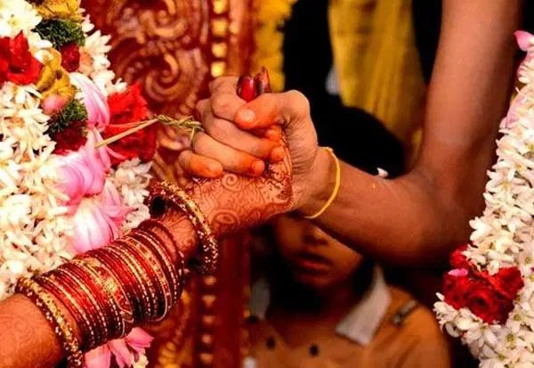 Corona flew 1300 wedding bars showing the curves | कोरोनाला वाकुल्या दाखवत उडाला 1300 लग्नांचा बार Corona flew 1300 wedding bars showing the curves | कोरोनाला वाकुल्या दाखवत उडाला 1300 लग्नांचा बार