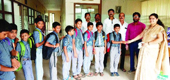 Give ten chocolate wrappers and get a Cadbury | चॉकलेटचे दहा रॅपर द्या अन् एक कॅडबरी मिळवा Give ten chocolate wrappers and get a Cadbury | चॉकलेटचे दहा रॅपर द्या अन् एक कॅडबरी मिळवा