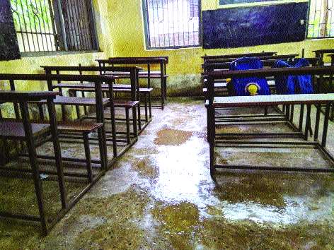 Students in municipal schools in Ulhasnagar are getting started | उल्हासनगरमध्ये पालिका विद्यार्थ्यांचे सुरू आहे गळक्या वर्गांत शिक्षण Students in municipal schools in Ulhasnagar are getting started | उल्हासनगरमध्ये पालिका विद्यार्थ्यांचे सुरू आहे गळक्या वर्गांत शिक्षण