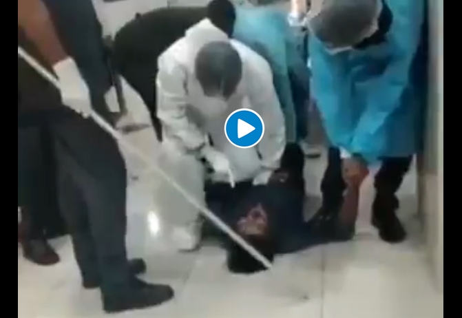 Shocking ... In Gujarat, a patient died after being kicked in the chest | धक्कादायक... गुजरातमध्ये कोरोनाबाधिताच्या छातीवर लाथा मारल्या, रुग्णाचा मृत्यू Shocking ... In Gujarat, a patient died after being kicked in the chest | धक्कादायक... गुजरातमध्ये कोरोनाबाधिताच्या छातीवर लाथा मारल्या, रुग्णाचा मृत्यू