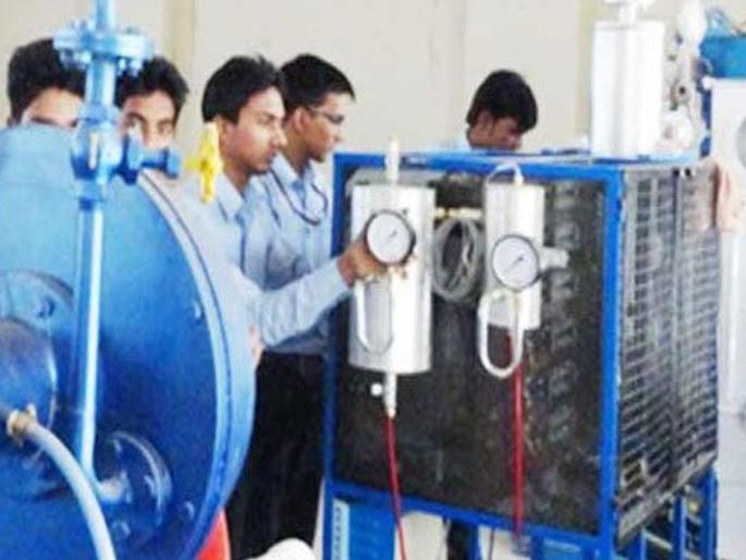 Fear of waste 30 years of ITI students because of supervisor's fault | पर्यवेक्षकाच्या चुकीमुळे आयटीआयच्या ३० विद्यार्थ्यांचे वर्ष वाया जाण्याची भीती