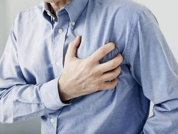 Three passengers in the same plane suffered a heart attack; The death of one | एकाच विमानातील तीन प्रवाशांना आला हृदयविकाराचा झटका; एकाचा मृत्यू Three passengers in the same plane suffered a heart attack; The death of one | एकाच विमानातील तीन प्रवाशांना आला हृदयविकाराचा झटका; एकाचा मृत्यू