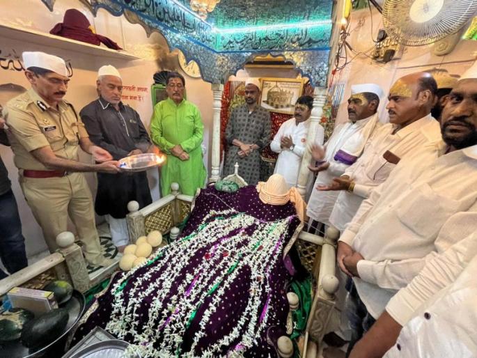 Ganpati Aarti at Dargah on behalf of Pune Police Commissioner | पुणे पोलीस आयुक्तालयाच्या वतीने दर्ग्यात गणपतीची आरती; सर्वधर्मसमभाव कार्यक्रम Ganpati Aarti at Dargah on behalf of Pune Police Commissioner | पुणे पोलीस आयुक्तालयाच्या वतीने दर्ग्यात गणपतीची आरती; सर्वधर्मसमभाव कार्यक्रम