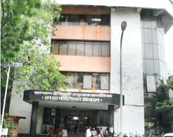 BMC seals 430 plots due to property tax exhaustion | मालमत्ताकर थकवल्याने पालिकेने ४३० गाळे केले सील  BMC seals 430 plots due to property tax exhaustion | मालमत्ताकर थकवल्याने पालिकेने ४३० गाळे केले सील