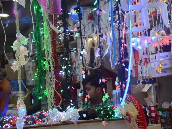 The 'magic' of Chinese products is less this Diwali | यंदाच्या दिवाळीत चिनी उत्पादनांची ‘जादू’ कमी The 'magic' of Chinese products is less this Diwali | यंदाच्या दिवाळीत चिनी उत्पादनांची ‘जादू’ कमी