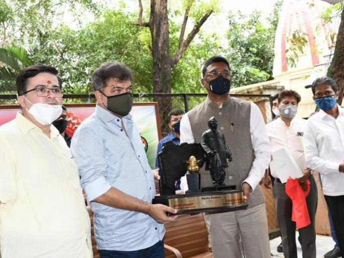 The activists were amazed by the jitendra awhad and pratap sarnaik meeting | बॉस-शेठच्या मनोमिलनाने कार्यकर्ते झाले अवाक् The activists were amazed by the jitendra awhad and pratap sarnaik meeting | बॉस-शेठच्या मनोमिलनाने कार्यकर्ते झाले अवाक्