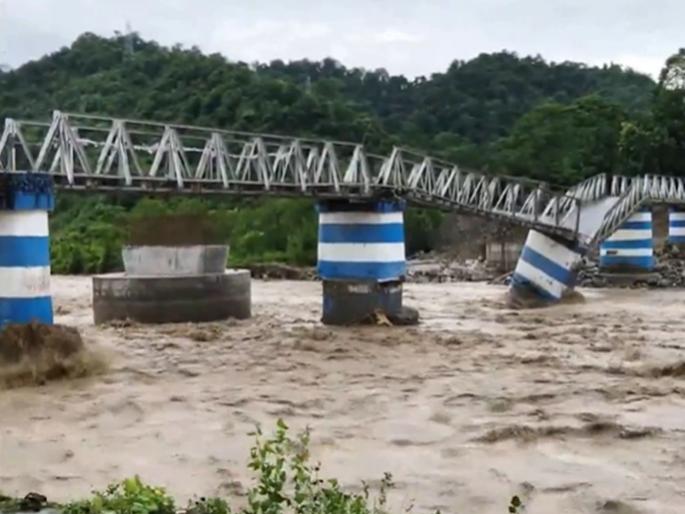 Rains lashed West Bengal, bridge collapses in Darjeeling, 6 dead; Watch Video | पश्चिम बंगालमध्ये पावसाचा हाहाकार, दार्जिलिंगमध्ये पूल कोसळला, 6 जणांचा मृत्यू; बघा Video 