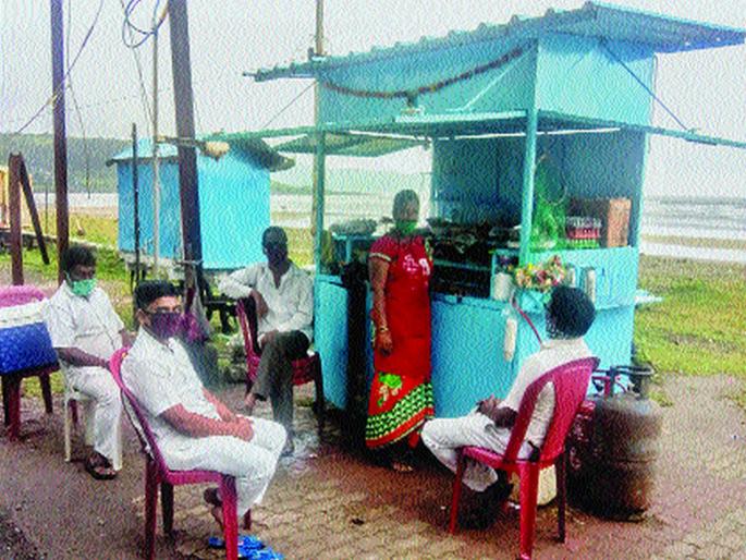 Murud Beach Tapari holders start business | मुरुड समुद्रकिनारी टपरीधारकांचे व्यवसाय सुरू