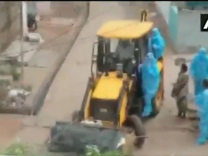 Video: Humanity lost! body of the corona patient old man was picked up by JCB and funeral | Video: माणुसकी हरली! कोरोनाबाधित वृद्धाचा मृतदेह जेसीबीने उचलला Video: Humanity lost! body of the corona patient old man was picked up by JCB and funeral | Video: माणुसकी हरली! कोरोनाबाधित वृद्धाचा मृतदेह जेसीबीने उचलला