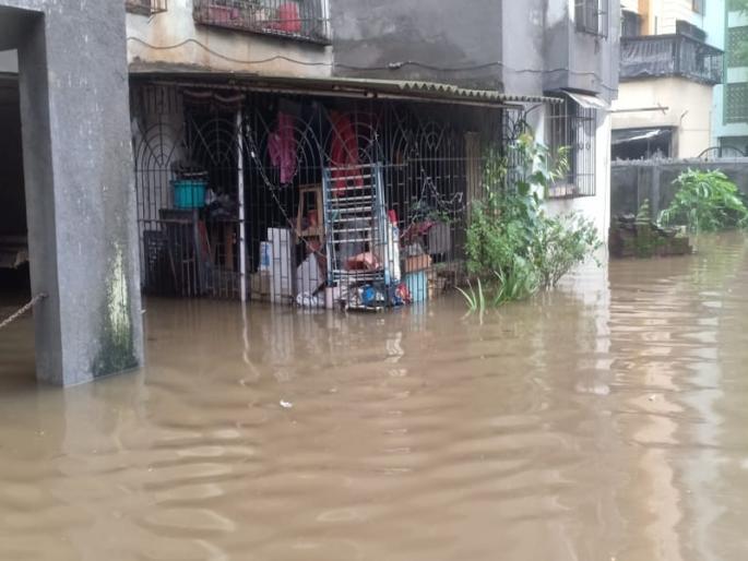The water of the creek and river seeped into the population area; Traffic jam on Kalyan-Murbad road | खाडी अन् नदीचे पाणी शिरले लोकवस्तीत; कल्याण मुरबाड रस्त्यावरील वाहतूक ठप्प The water of the creek and river seeped into the population area; Traffic jam on Kalyan-Murbad road | खाडी अन् नदीचे पाणी शिरले लोकवस्तीत; कल्याण मुरबाड रस्त्यावरील वाहतूक ठप्प