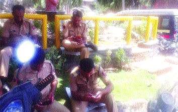 MNS threatens Ulhasnagar Municipal Corporation camp | मनसेच्या धमकीने उल्हासनगर महापालिकेला छावणीचे स्वरूप MNS threatens Ulhasnagar Municipal Corporation camp | मनसेच्या धमकीने उल्हासनगर महापालिकेला छावणीचे स्वरूप