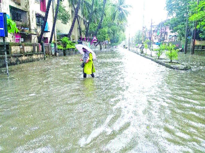 Rainwater seeped into houses in Kalamboli area | कळंबोली परिसरात घरांमध्ये शिरले पावसाचे पाणी