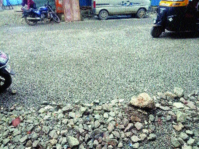 Road work stalled | रस्त्याचे काम रखडले