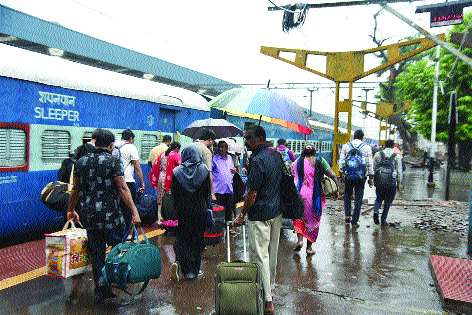 Disadvantages of Passengers at Panvel Station | पनवेल स्थानकात प्रवाशांची गैरसोय Disadvantages of Passengers at Panvel Station | पनवेल स्थानकात प्रवाशांची गैरसोय