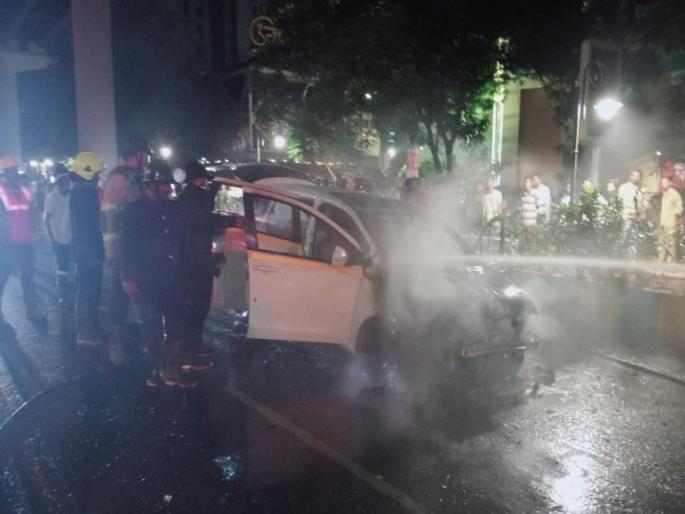 The Burning Car in Thane; Eleven people survived | ठाण्यात दी बर्निंग कार ; अकरा जण बचावले