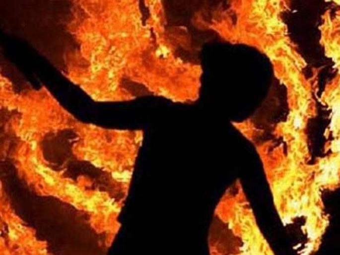 A fire broke out in the house for drinking water, and mother-in-law heard in bhopal | पाण्यासाठी घरातच भांडण, सासू-सासऱ्यांनी सुनेला जिवंत जाळले A fire broke out in the house for drinking water, and mother-in-law heard in bhopal | पाण्यासाठी घरातच भांडण, सासू-सासऱ्यांनी सुनेला जिवंत जाळले