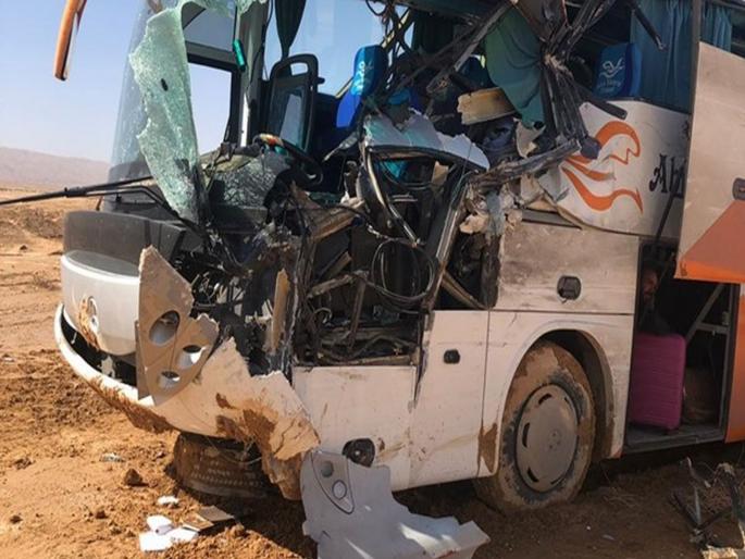 bus with 16 indian tourists crashes in egypt; 22 killed with one indian | इजिप्तमध्ये पर्यटकांच्या बसला भीषण अपघात; भारतीयासह 22 ठार bus with 16 indian tourists crashes in egypt; 22 killed with one indian | इजिप्तमध्ये पर्यटकांच्या बसला भीषण अपघात; भारतीयासह 22 ठार