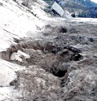 The plight of Nandgaon coast due to excavation | उत्खननामुळे नांदगाव किनाऱ्याची दुर्दशा The plight of Nandgaon coast due to excavation | उत्खननामुळे नांदगाव किनाऱ्याची दुर्दशा