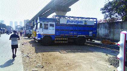 The tripod parking in Chembur | चेंबूरमधील पार्किंगचा तिढा सुटेना The tripod parking in Chembur | चेंबूरमधील पार्किंगचा तिढा सुटेना