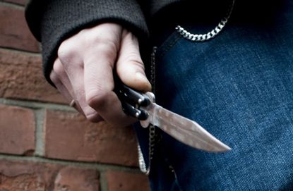 The four robbed by beating those who stopped to urinate | लघुशंकेसाठी थांबलेल्यांना मारहाण करून चौघांनी लुटले