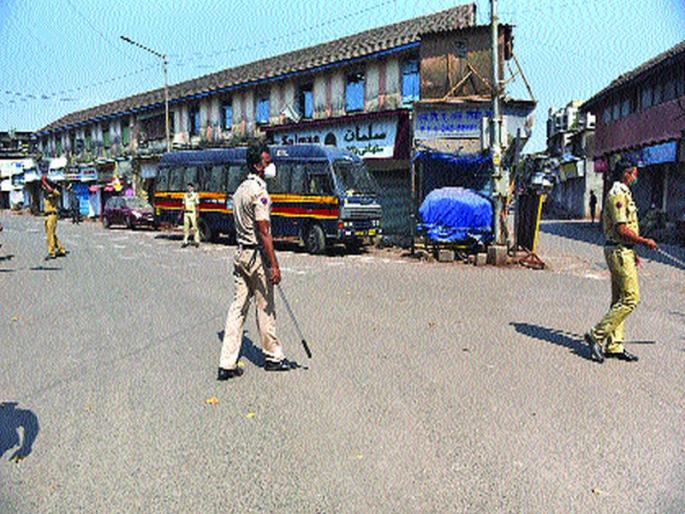 Coronavirus: Corona infiltration in Dharavi, disinfection in slums; Hundreds of citizen quarantines | Coronavirus: धारावीमध्ये कोरोनाचा शिरकाव, झोपडपट्टीत निर्जंतुकीकरण; शेकडो नागरिक क्वारंटाइन Coronavirus: Corona infiltration in Dharavi, disinfection in slums; Hundreds of citizen quarantines | Coronavirus: धारावीमध्ये कोरोनाचा शिरकाव, झोपडपट्टीत निर्जंतुकीकरण; शेकडो नागरिक क्वारंटाइन