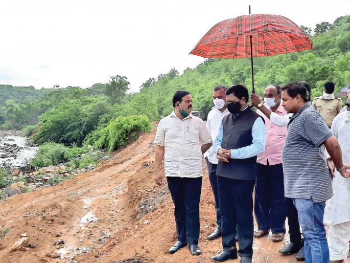 Build a protective wall to prevent erosion in the rainy season | पावसाळ्यात डोंगर खचू नये यासाठी संरक्षक भिंत उभारा Build a protective wall to prevent erosion in the rainy season | पावसाळ्यात डोंगर खचू नये यासाठी संरक्षक भिंत उभारा