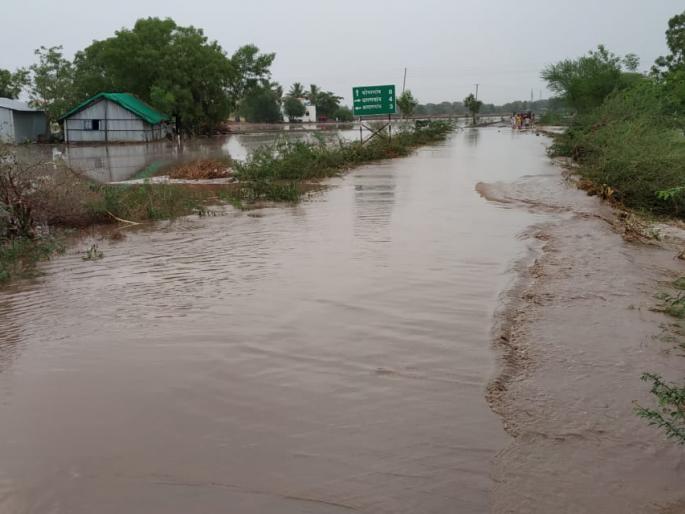 Kampargava's Brahmanagaam cloud eruption? Water in the house with a nullah | कोपरगावातील ब्राम्हणगावात ढगफुटी ? ओढ्या-नाल्यांसह घरामध्ये पाणी