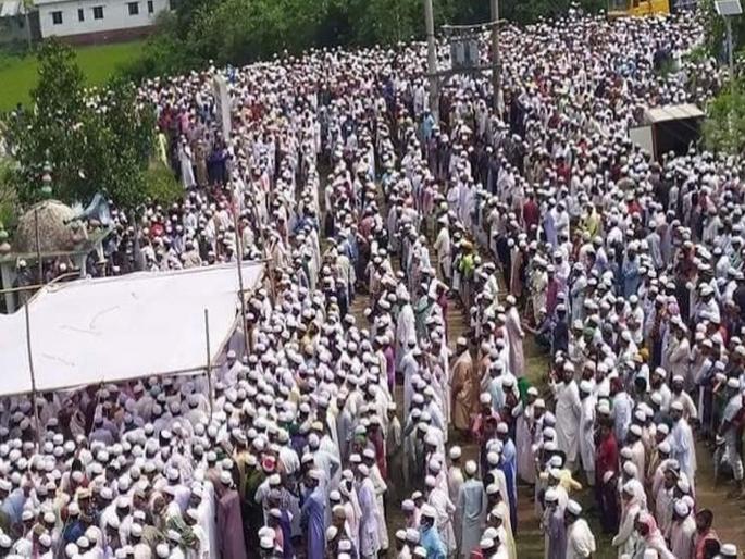 Police officer removed enquiry ordered in funeral procession incident of a religious leader in Bangladesh | CoronaVirus: मुस्लिम धर्मगुरूच्या अंत्ययात्रेला गर्दी जमली; पोलिसाची नोकरी गेली Police officer removed enquiry ordered in funeral procession incident of a religious leader in Bangladesh | CoronaVirus: मुस्लिम धर्मगुरूच्या अंत्ययात्रेला गर्दी जमली; पोलिसाची नोकरी गेली