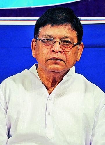 Raja Dhale was involved in the torch march and rounded the city overnight | अन् मशाल मोर्चात रात्रभर शहरात फिरल होते राजा ढाले Raja Dhale was involved in the torch march and rounded the city overnight | अन् मशाल मोर्चात रात्रभर शहरात फिरल होते राजा ढाले